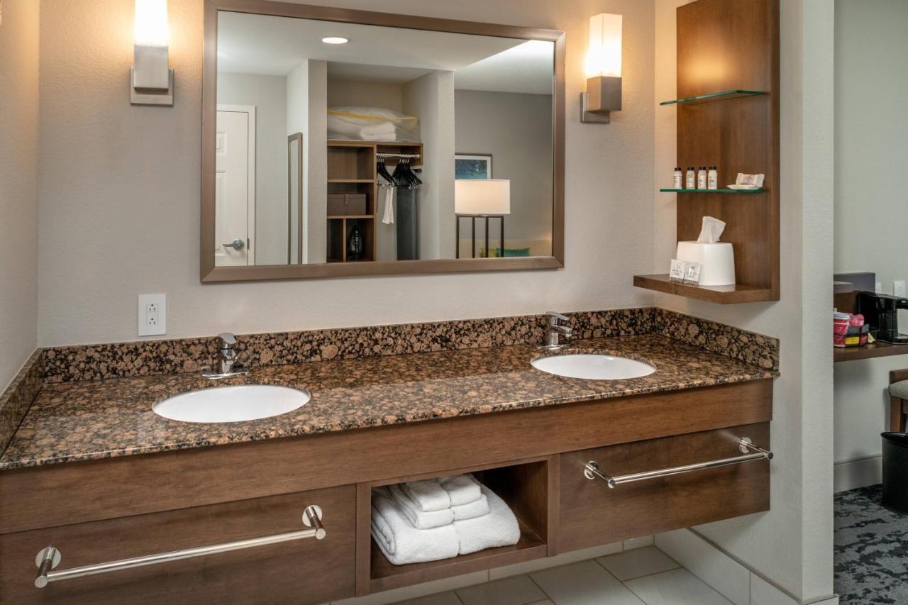 Delta Hotels By Marriott Huntington Mall Barboursville Ngoại thất bức ảnh