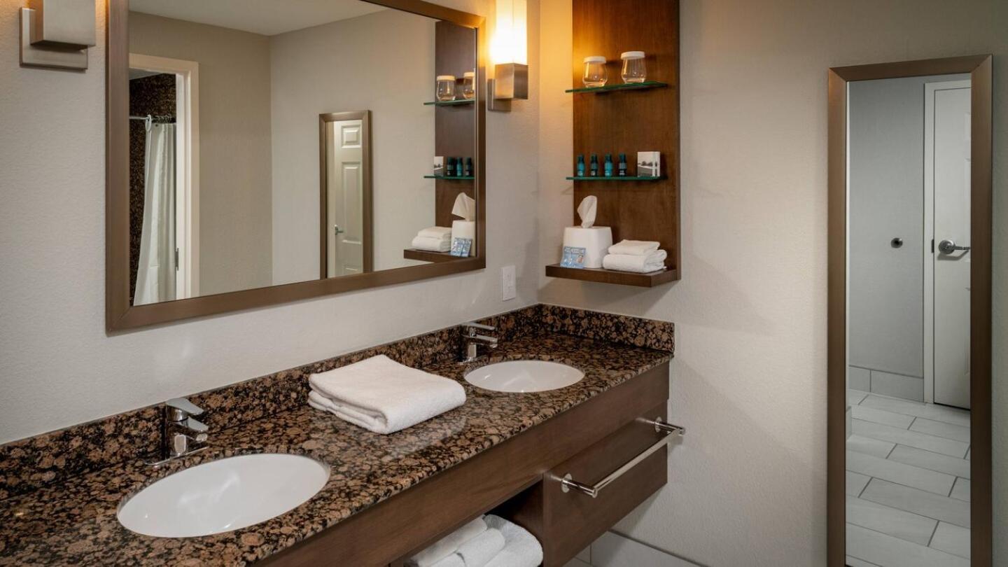 Delta Hotels By Marriott Huntington Mall Barboursville Ngoại thất bức ảnh